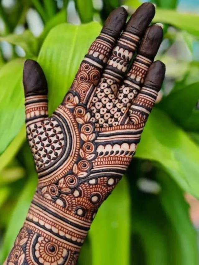 Best Mehndi Designs:अपने वेडिंग सीजन को बनाएं खास,दुल्हन और उसकी सहेलियों के लिए देखें खूबसूरत मेंहदी डिजाइन