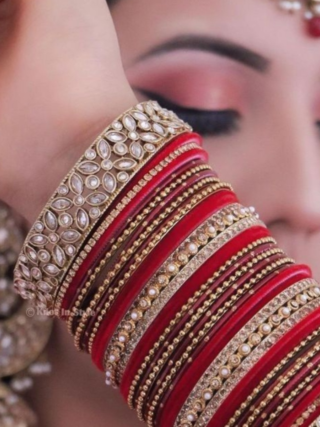 Navratri 2025: Lal Chudiyon Se Sajayein Apne Haath – हर Look बना देगा Queen!